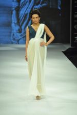Model walks the ramp for Eekani Jewels Swpanil Shinde Show at IIJW Day 1 on 19th Aug 2012 (47).JPG