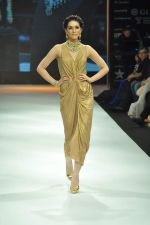 Model walks the ramp for Gehna Jewellers Show at IIJW Day 1 on 19th Aug 2012  (15).JPG