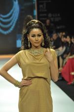 Model walks the ramp for Gehna Jewellers Show at IIJW Day 1 on 19th Aug 2012  (37).JPG