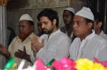 Emraan Hashmi visits Mahim Durga on the occasion of Eid in Mahim on 20th Aug 2012 (28).JPG