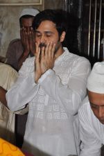 Emraan Hashmi visits Mahim Durga on the occasion of Eid in Mahim on 20th Aug 2012 (30).JPG