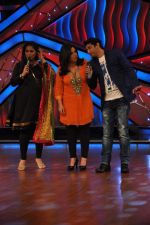 Geeta Kapoor,Farah Khan promotes Joker on the sets of ZEE Lil Masters in Famous on 20th Aug 2012 (78).JPG