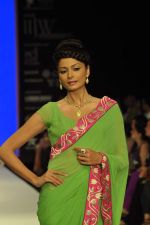 Model walks the ramp for Agni Jewels Show at IIJW Day 2 on 20th Aug 2012 (16).JPG