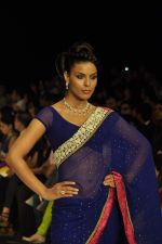 Model walks the ramp for Agni Jewels Show at IIJW Day 2 on 20th Aug 2012 (27).JPG