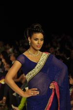 Model walks the ramp for Agni Jewels Show at IIJW Day 2 on 20th Aug 2012 (28).JPG