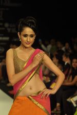 Model walks the ramp for Agni Jewels Show at IIJW Day 2 on 20th Aug 2012 (34).JPG