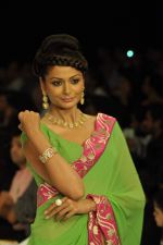 Model walks the ramp for Agni Jewels Show at IIJW Day 2 on 20th Aug 2012 (53).JPG