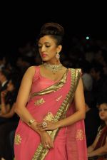 Model walks the ramp for Agni Jewels Show at IIJW Day 2 on 20th Aug 2012 (8).JPG
