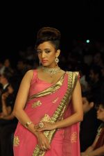 Model walks the ramp for Agni Jewels Show at IIJW Day 2 on 20th Aug 2012 (9).JPG