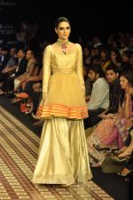 Model walks the ramp for Anmol Jewels Show at IIJW Day 2 on 20th Aug 2012 (17).JPG