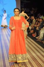 Model walks the ramp for Anmol Jewels Show at IIJW Day 2 on 20th Aug 2012 (30).JPG