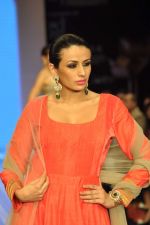 Model walks the ramp for Anmol Jewels Show at IIJW Day 2 on 20th Aug 2012 (32).JPG
