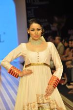 Model walks the ramp for Anmol Jewels Show at IIJW Day 2 on 20th Aug 2012 (37).JPG