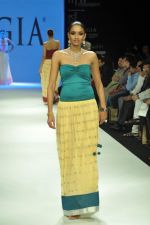 Model walks the ramp for Gia Jewels Show at IIJW Day 2 on 20th Aug 2012 (32).JPG