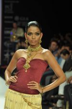 Model walks the ramp for Gia Jewels Show at IIJW Day 2 on 20th Aug 2012 (57).JPG