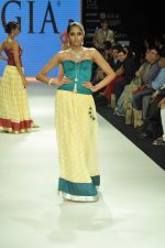 Model walks the ramp for Gia Jewels Show at IIJW Day 2 on 20th Aug 2012 (8).JPG