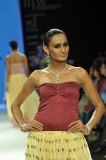 Model walks the ramp for Gia Jewels Show at IIJW Day 2 on 20th Aug 2012 (91).JPG