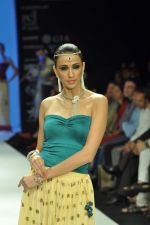 Model walks the ramp for Gia Jewels Show at IIJW Day 2 on 20th Aug 2012 (93).JPG