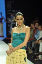 Model walks the ramp for Gia Jewels Show at IIJW Day 2 on 20th Aug 2012 (94).JPG