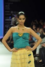 Model walks the ramp for Gia Jewels Show at IIJW Day 2 on 20th Aug 2012 (99).JPG