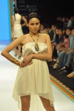 Model walks the ramp for Tanvi Garg Jewels Show at IIJW Day 2 on 20th Aug 2012 (11).JPG