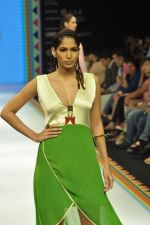 Model walks the ramp for Tanvi Garg Jewels Show at IIJW Day 2 on 20th Aug 2012 (25).JPG