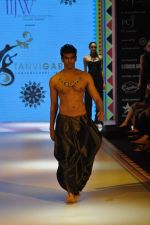Model walks the ramp for Tanvi Garg Jewels Show at IIJW Day 2 on 20th Aug 2012 (32).JPG