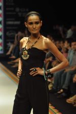 Model walks the ramp for Tanvi Garg Jewels Show at IIJW Day 2 on 20th Aug 2012 (6).JPG