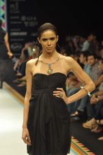 Model walks the ramp for Tanvi Garg Jewels Show at IIJW Day 2 on 20th Aug 2012 (8).JPG