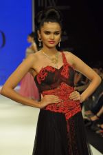 Model walks the ramp for preeti Jewels Show at IIJW Day 2 on 20th Aug 2012 (25).JPG