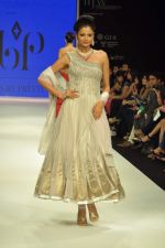Model walks the ramp for preeti Jewels Show at IIJW Day 2 on 20th Aug 2012 (31).JPG