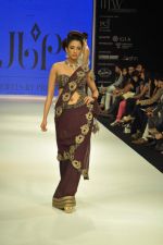 Model walks the ramp for preeti Jewels Show at IIJW Day 2 on 20th Aug 2012 (32).JPG