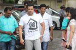 Salman Khan at salman with family on eid greets fans on 20th Aug 2012 (56).jpg