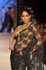 Model walks the ramp for Kays Jewel Show at IIJW Day 3 on 21st Aug 2012 (10).JPG