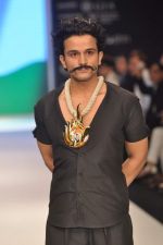 Model walks the ramp for Laksh pahuja Show at IIJW Day 3 on 21st Aug 2012 (5).JPG