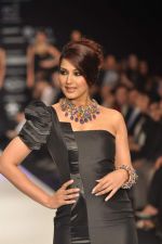Sonali Bendre walks the ramp for Anand Shah Show at IIJW Day 3 on 21st Aug 2012 (3).JPG
