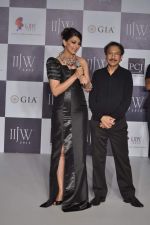 Sonali Bendre walks the ramp for Laksh pahuja Show at IIJW Day 3 on 21st Aug 2012 (10).JPG
