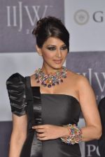Sonali Bendre walks the ramp for Laksh pahuja Show at IIJW Day 3 on 21st Aug 2012 (6).JPG
