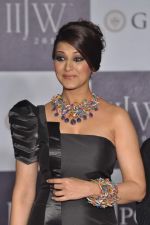 Sonali Bendre walks the ramp for Laksh pahuja Show at IIJW Day 3 on 21st Aug 2012 (8).JPG