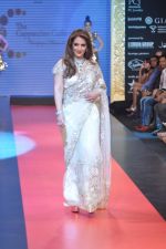 pria Kataria puri walks the ramp for Cappuccino Collection Show at IIJW Day 3 on 21st Aug 2012 (59).JPG