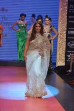 pria Kataria puri walks the ramp for Cappuccino Collection Show at IIJW Day 3 on 21st Aug 2012 (64).JPG