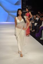 Model walks the ramp for Kashi Jeweller Show at IIJW Day 4 on 22nd Aug 2012 (135).JPG
