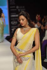 Model walks the ramp for Kashi Jeweller Show at IIJW Day 4 on 22nd Aug 2012 (142).JPG