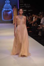 Model walks the ramp for Saboo Fine Jewels Show at IIJW Day 4 on 22nd Aug 2012 (121).JPG