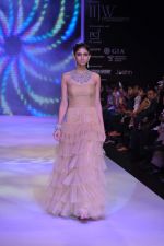 Model walks the ramp for Saboo Fine Jewels Show at IIJW Day 4 on 22nd Aug 2012 (126).JPG
