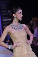 Model walks the ramp for Saboo Fine Jewels Show at IIJW Day 4 on 22nd Aug 2012 (128).JPG