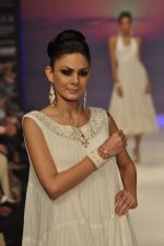 Model walks the ramp for Saboo Fine Jewels Show at IIJW Day 4 on 22nd Aug 2012 (81).JPG