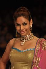 Model walks the ramp for Saboo Fine Jewels Show at IIJW Day 4 on 22nd Aug 2012 (90).JPG