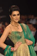 Model walks the ramp for Saboo Fine Jewels Show at IIJW Day 4 on 22nd Aug 2012 (94).JPG