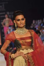 Model walks the ramp for Saboo Fine Jewels Show at IIJW Day 4 on 22nd Aug 2012 (95).JPG